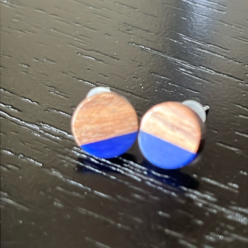 Royal blue and wood acrylic stud earrings-NWT